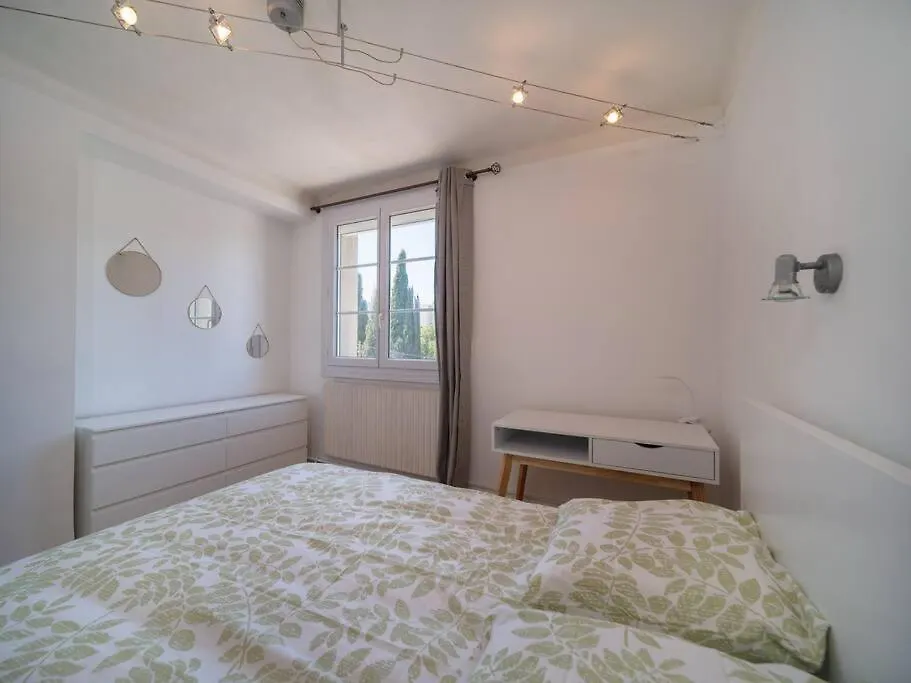 Appartement Tout Equipe Traversant 6 A 8 Couchages Marseille 0*,