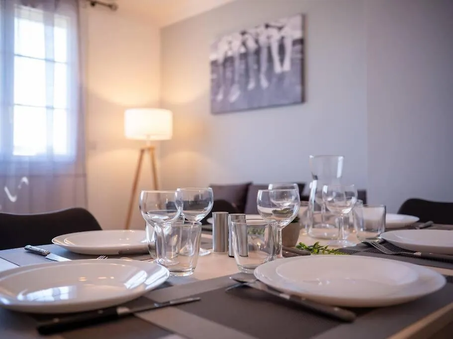 Appartement Tout Equipe Traversant 6 A 8 Couchages Marseille
