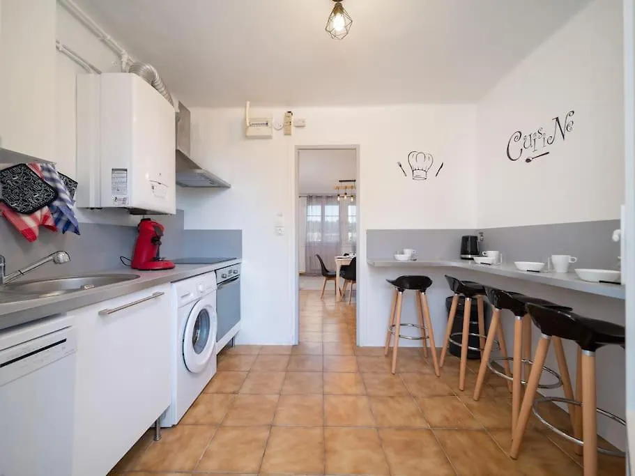 Appartement Tout Equipe Traversant 6 A 8 Couchages Marseille 0*,